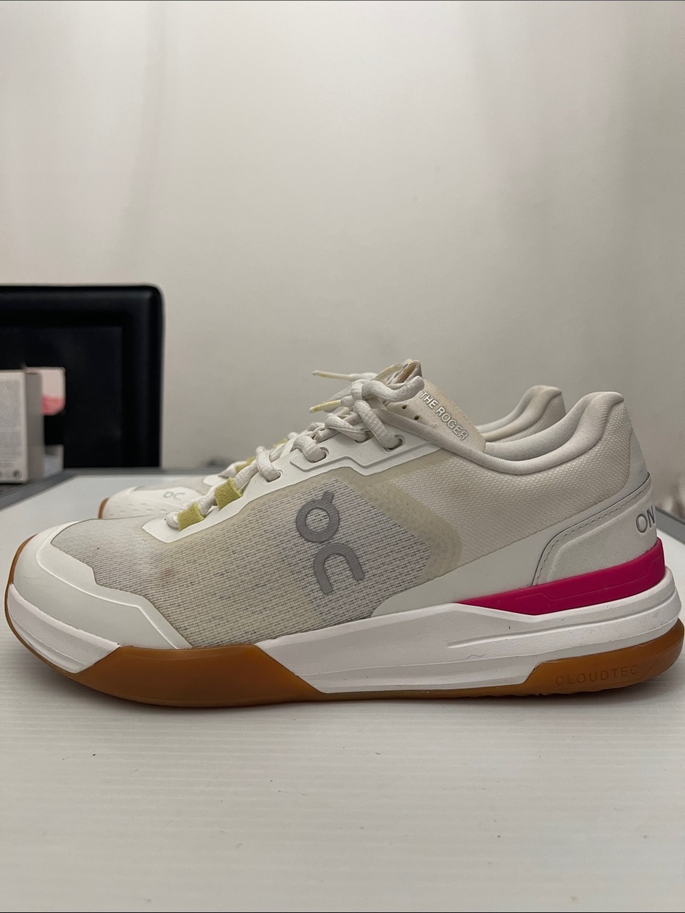 ON THE ROGER RUNNING SNEAKERS WOMENS SIZE W9